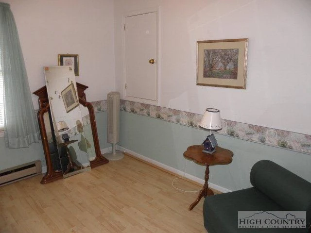 Image number 17 for the current listing