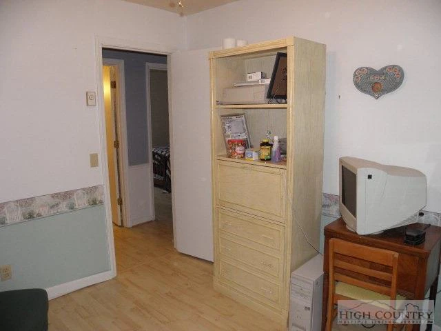 Image number 16 for the current listing