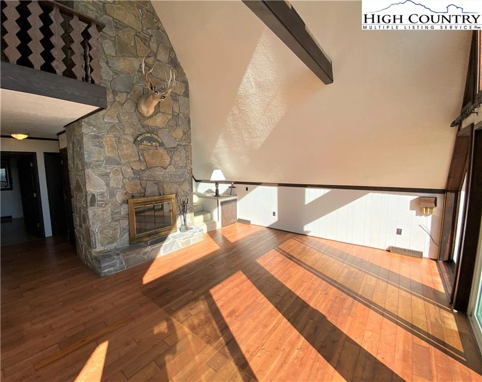 Image number 15 for the current listing