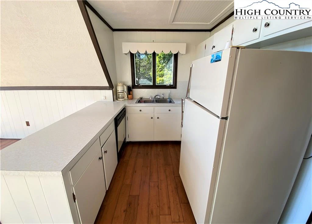 Image number 14 for the current listing