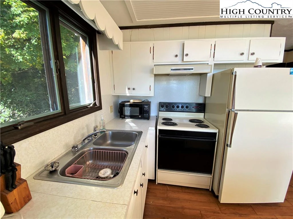 Image number 13 for the current listing