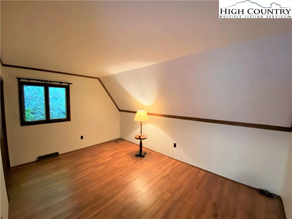 Image number 11 for the current listing