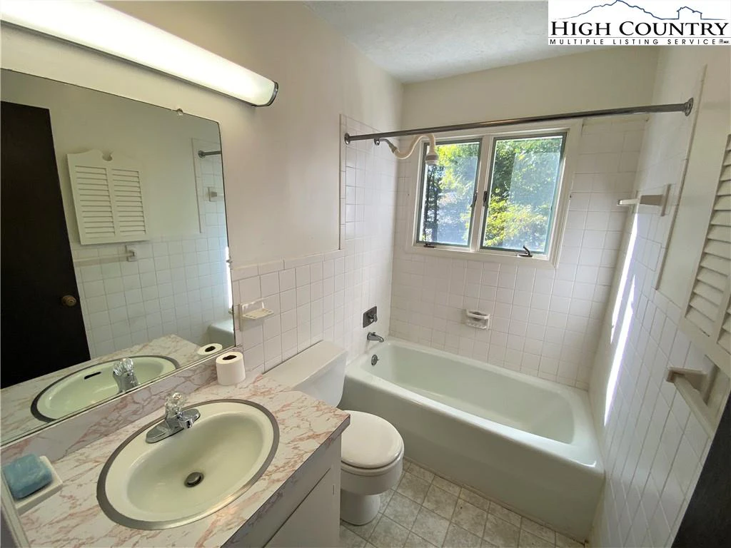 Image number 9 for the current listing