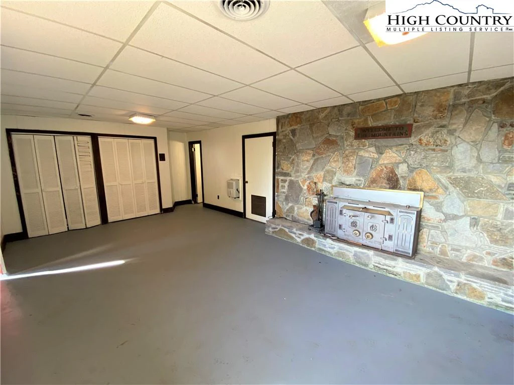 Image number 5 for the current listing