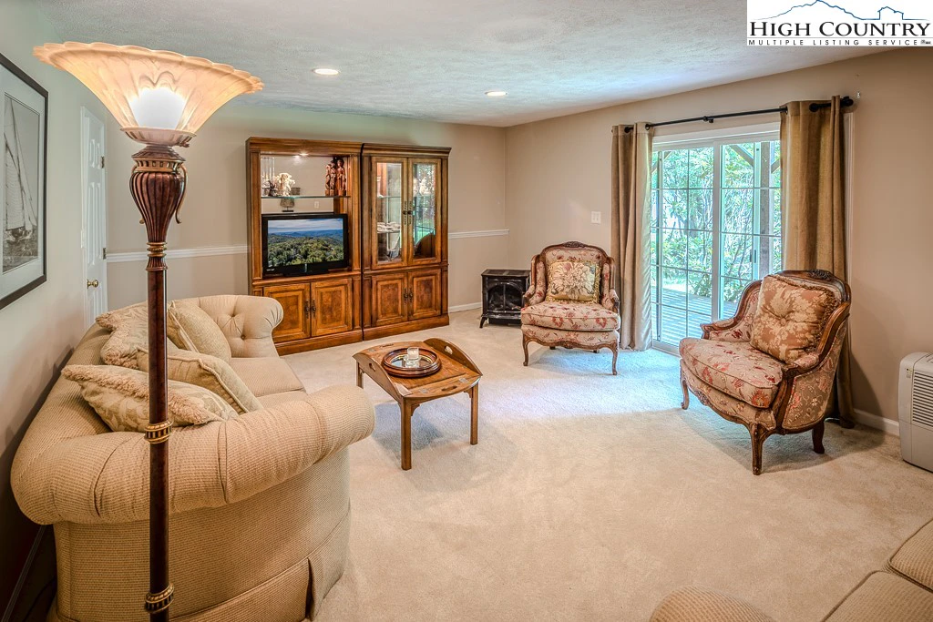 Image number 15 for the current listing