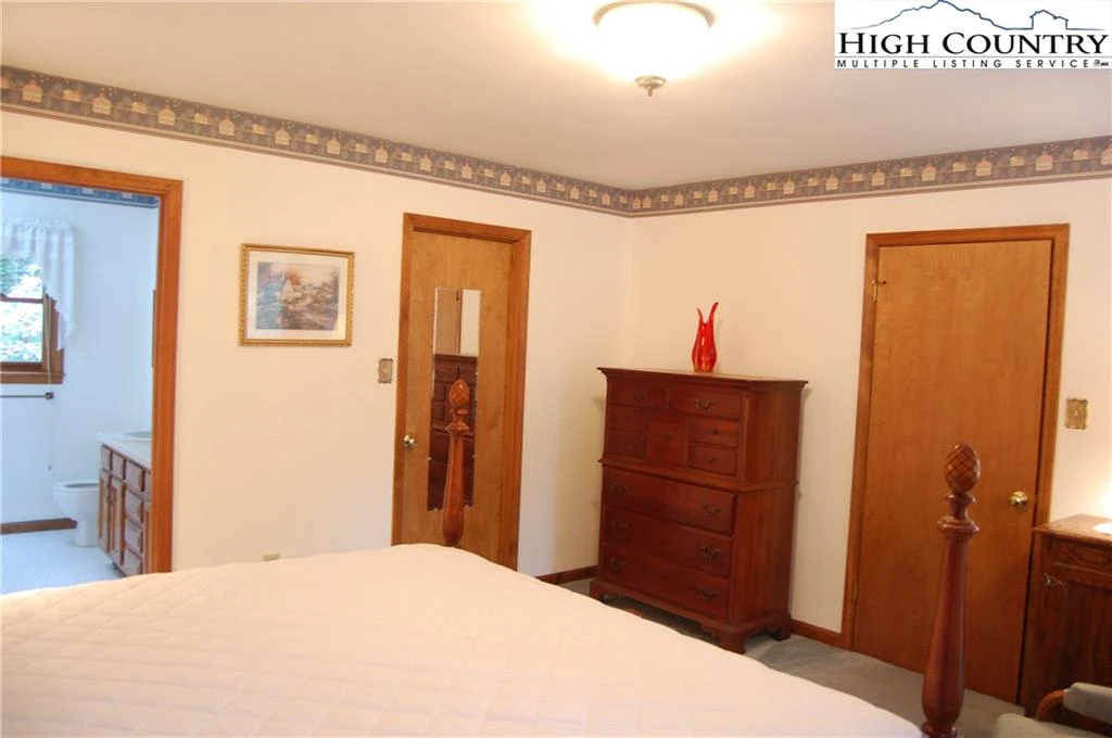Image number 11 for the current listing