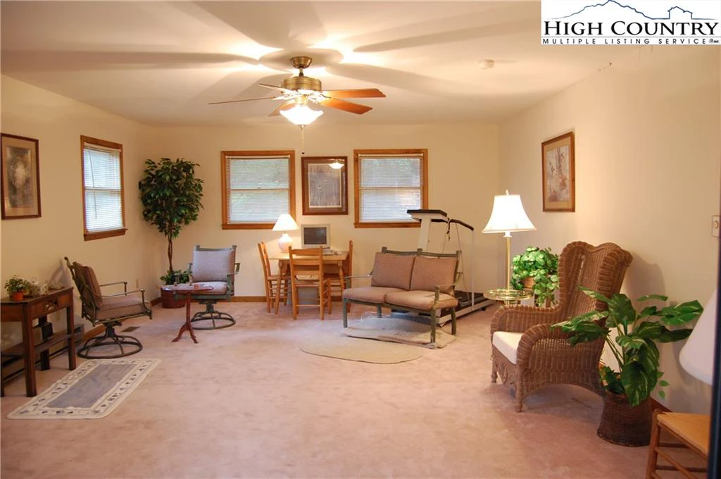 Image number 18 for the current listing