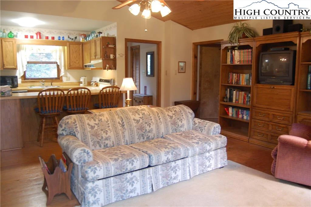 Image number 15 for the current listing