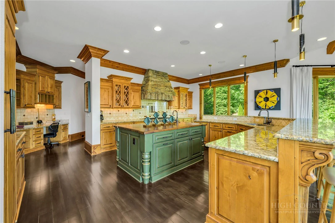 Image number 16 for the current listing