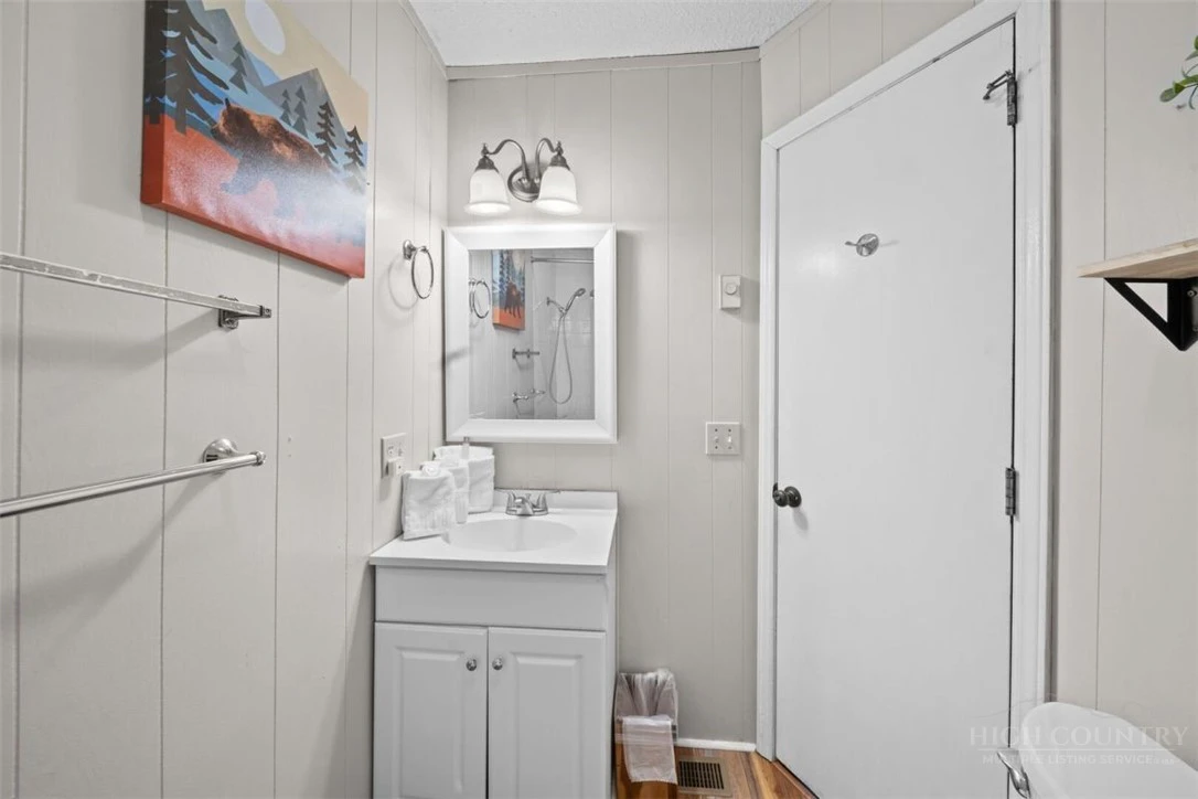 Image number 13 for the current listing