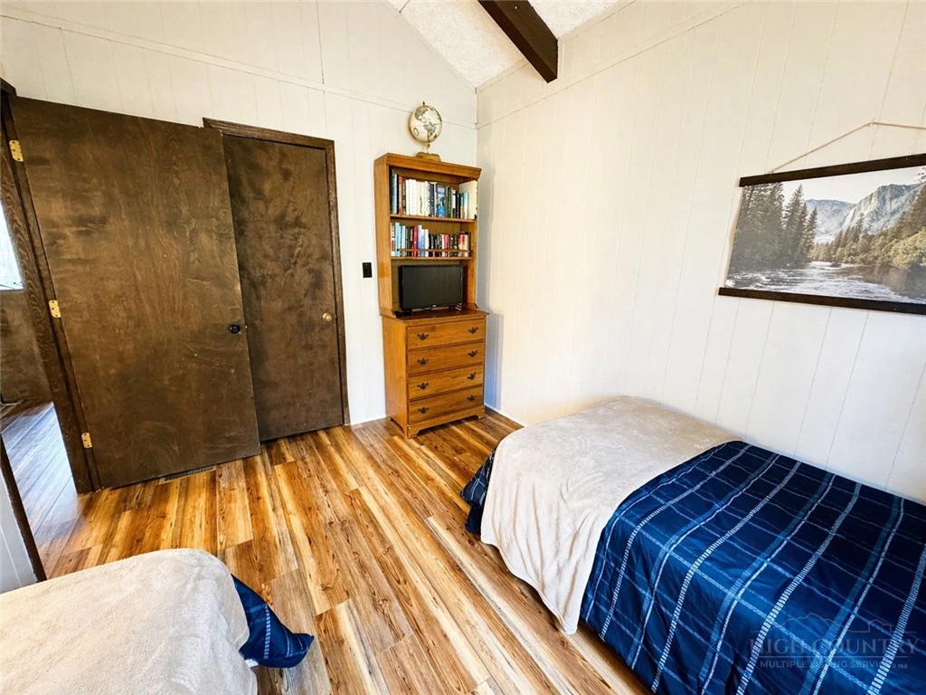 Image number 15 for the current listing