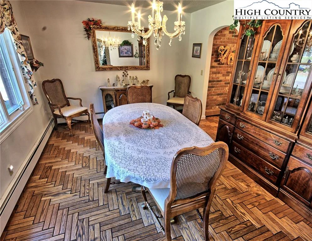 Image number 5 for the current listing