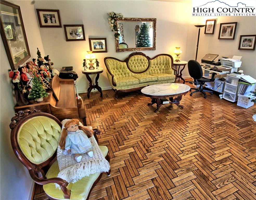 Image number 9 for the current listing