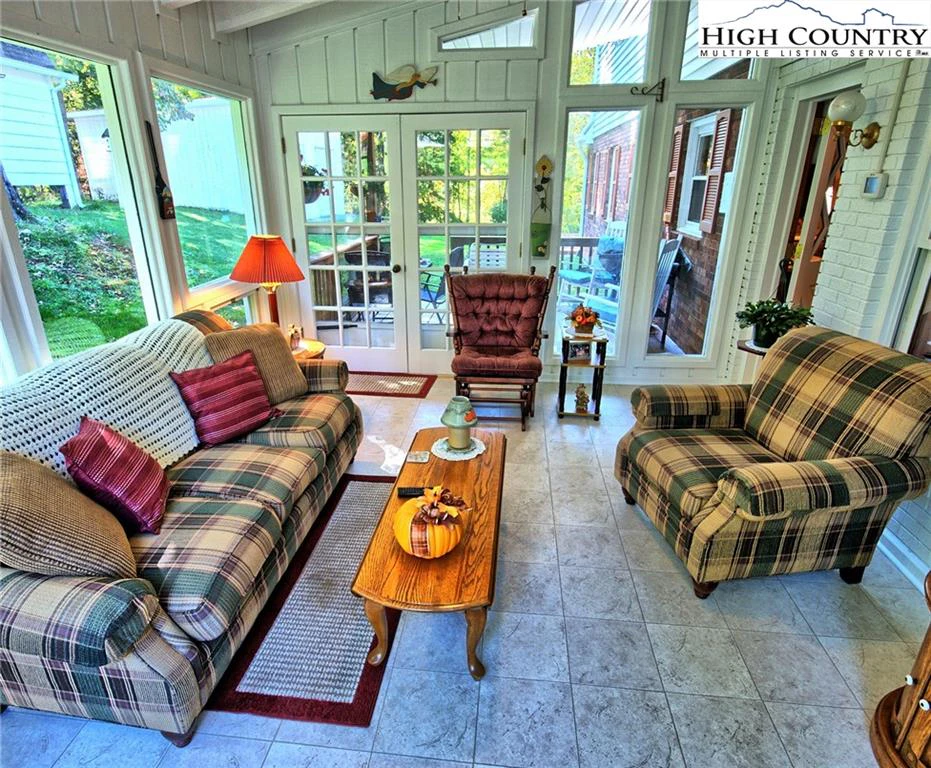 Image number 11 for the current listing