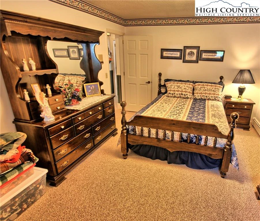 Image number 19 for the current listing