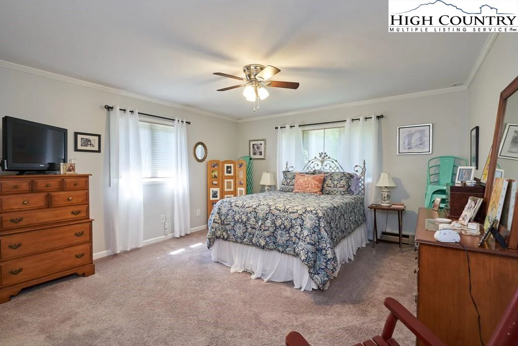 Image number 3 for the current listing