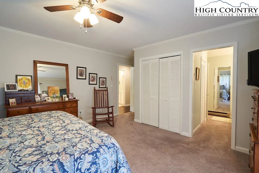 Image number 4 for the current listing