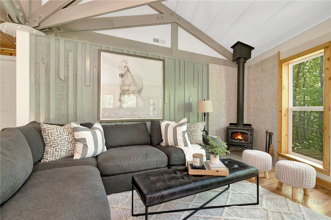 Image number 1 for the current listing