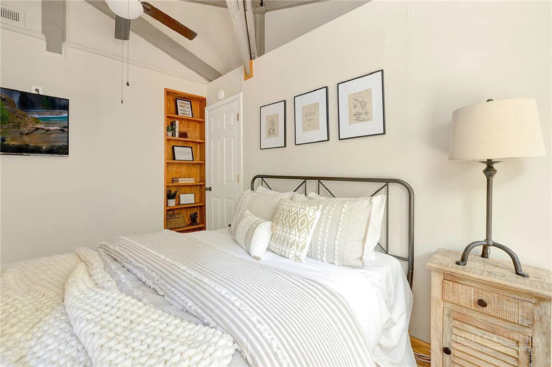 Image number 4 for the current listing