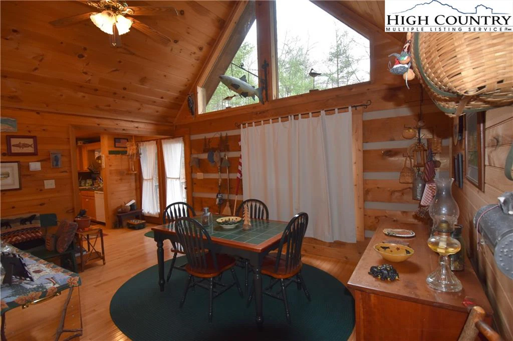 Image number 19 for the current listing