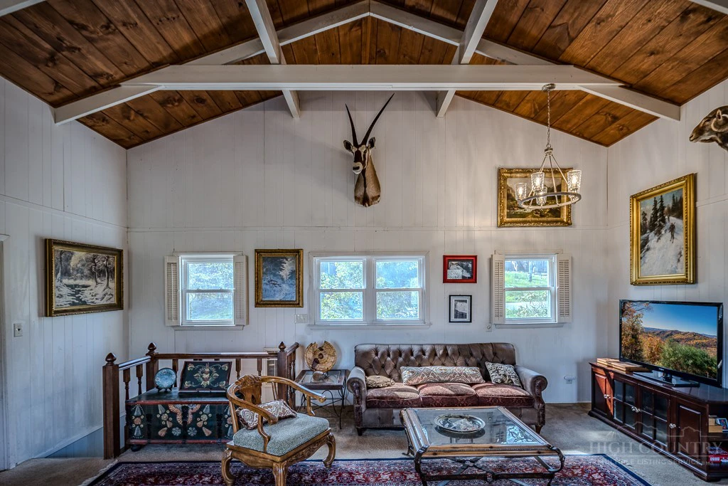Image number 9 for the current listing