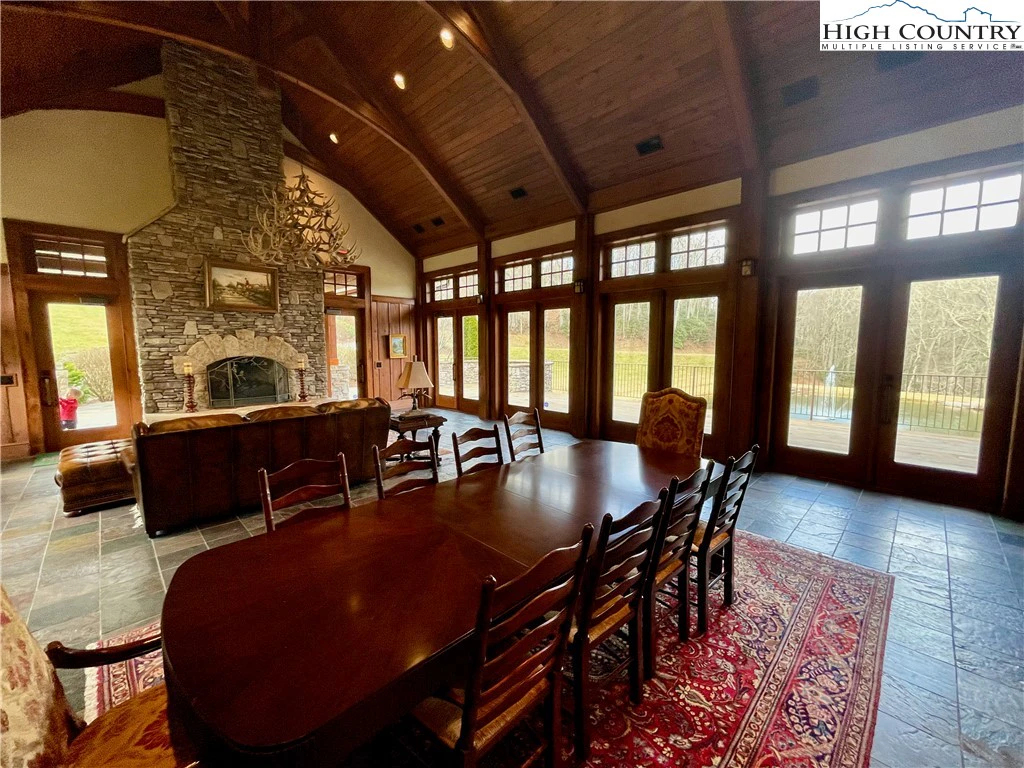 Image number 11 for the current listing