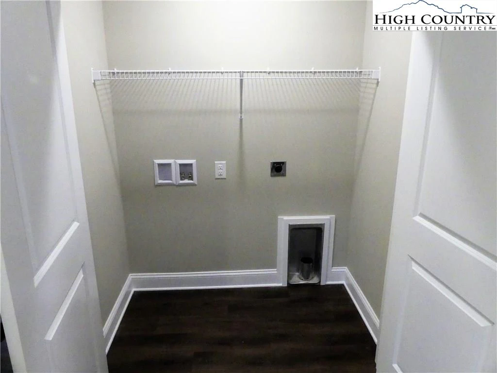Image number 9 for the current listing
