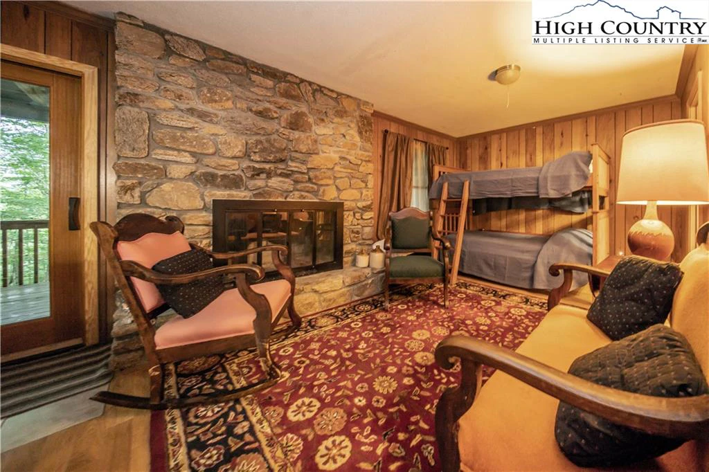 Image number 4 for the current listing