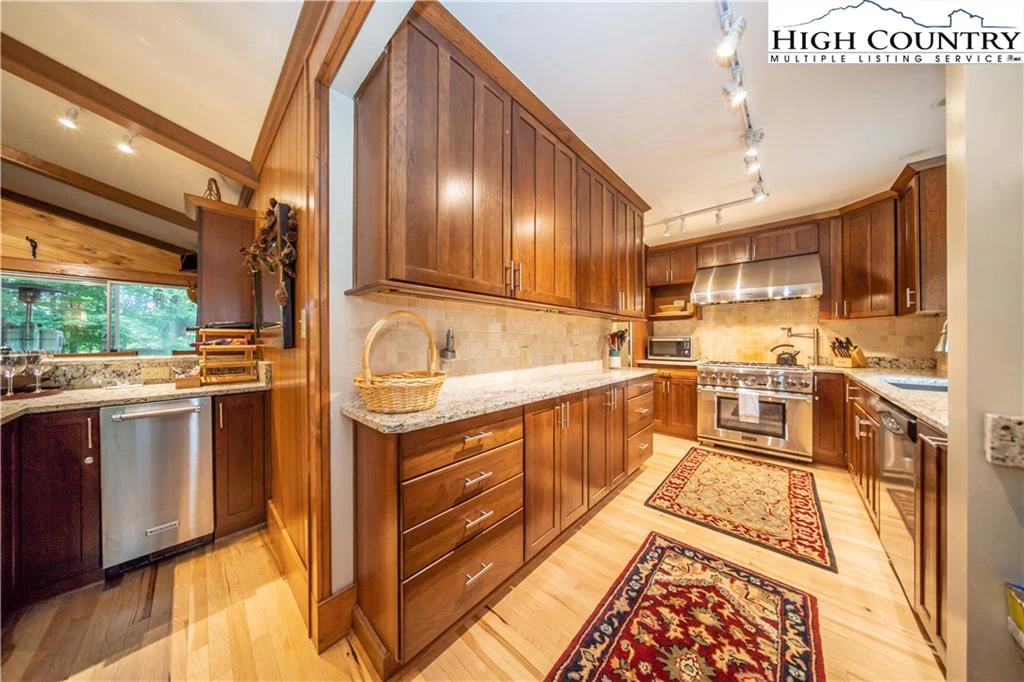 Image number 19 for the current listing