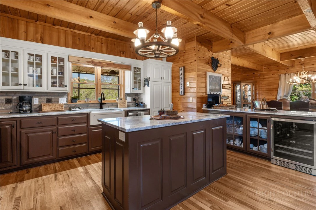 Image number 28 for the current listing