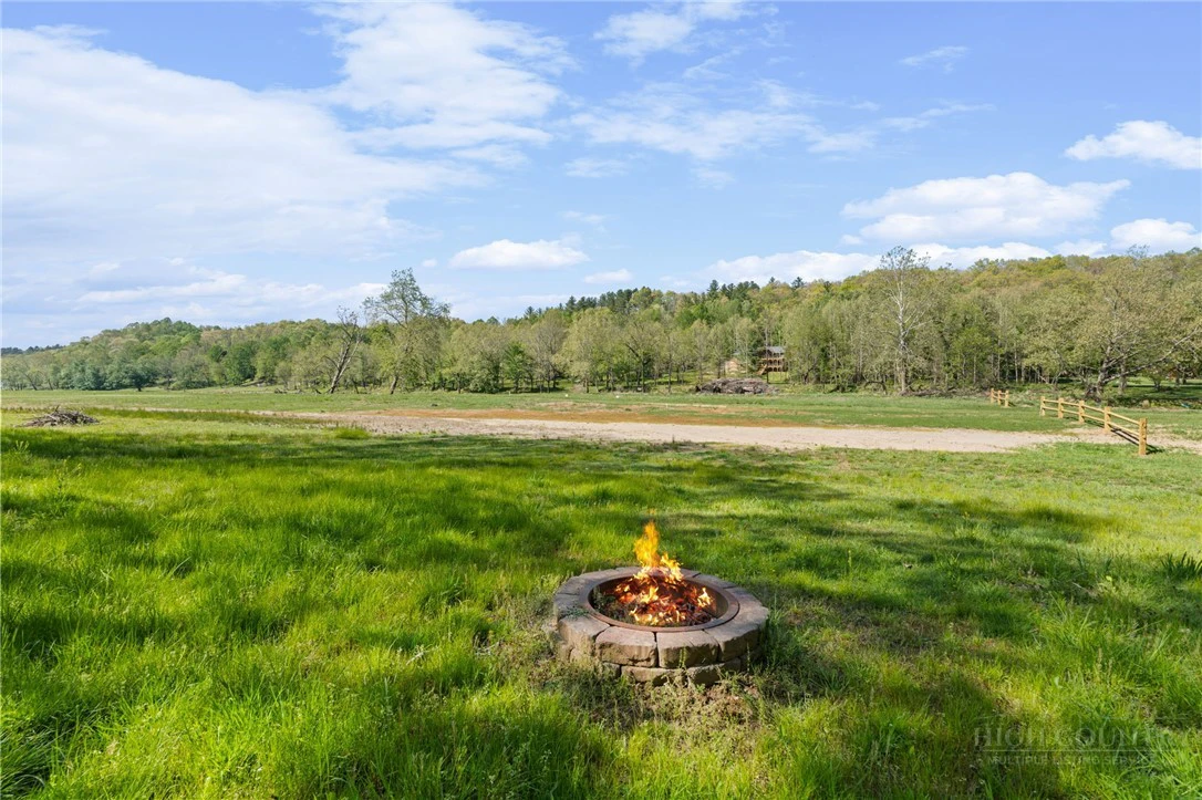 Image number 15 for the current listing