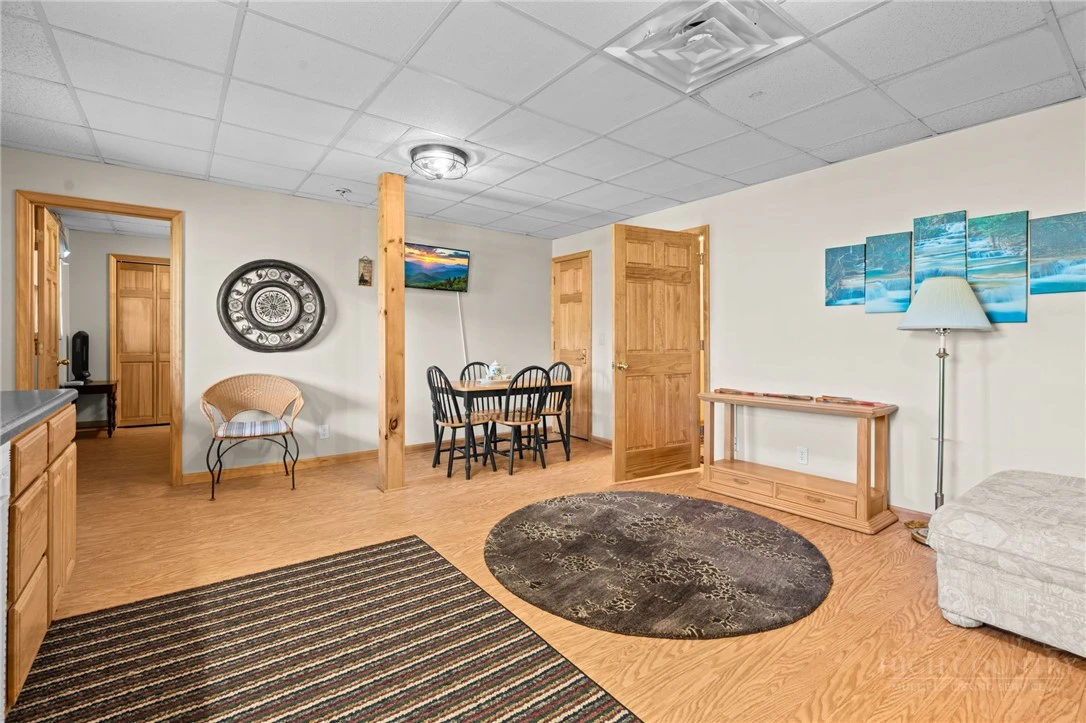 Image number 8 for the current listing