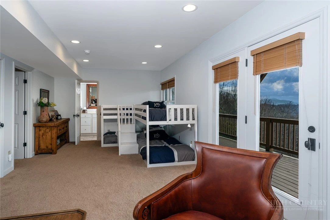 Image number 8 for the current listing