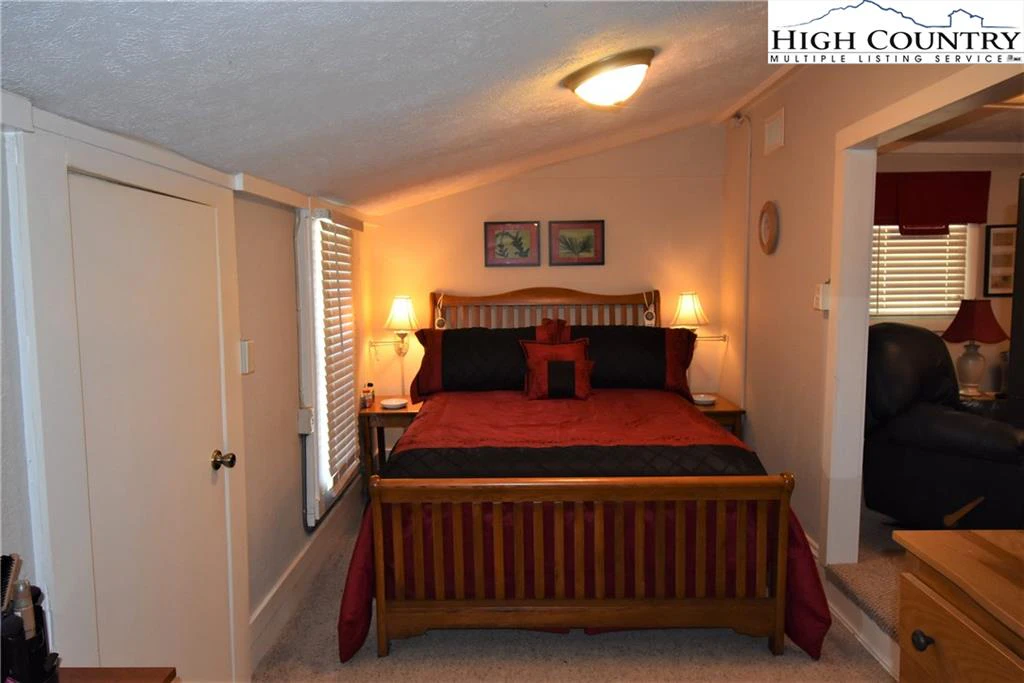Image number 19 for the current listing