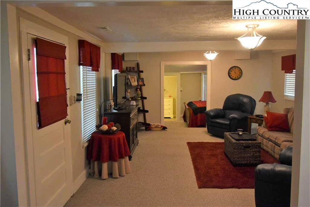 Image number 21 for the current listing