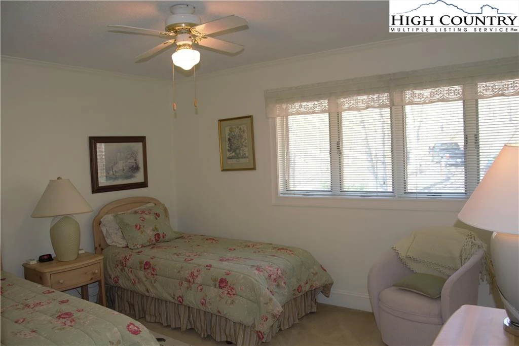 Image number 11 for the current listing