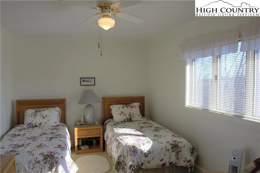 Image number 3 for the current listing