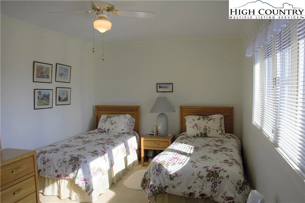 Image number 4 for the current listing