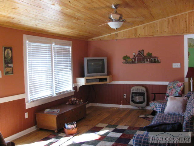 Image number 1 for the current listing