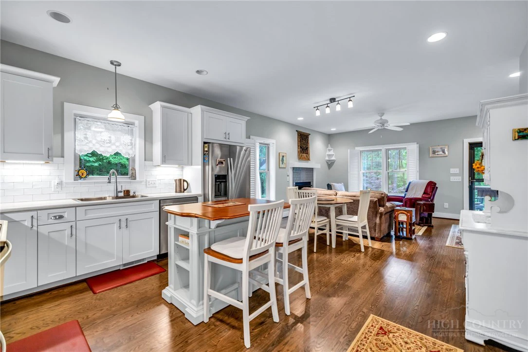 Image number 4 for the current listing