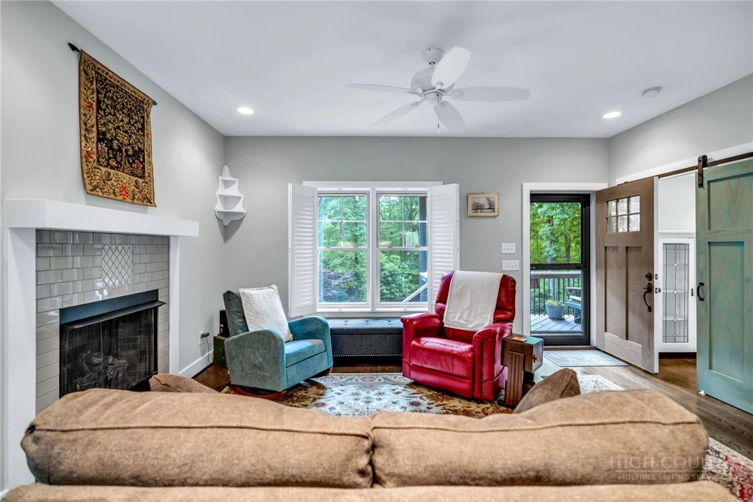 Image number 5 for the current listing