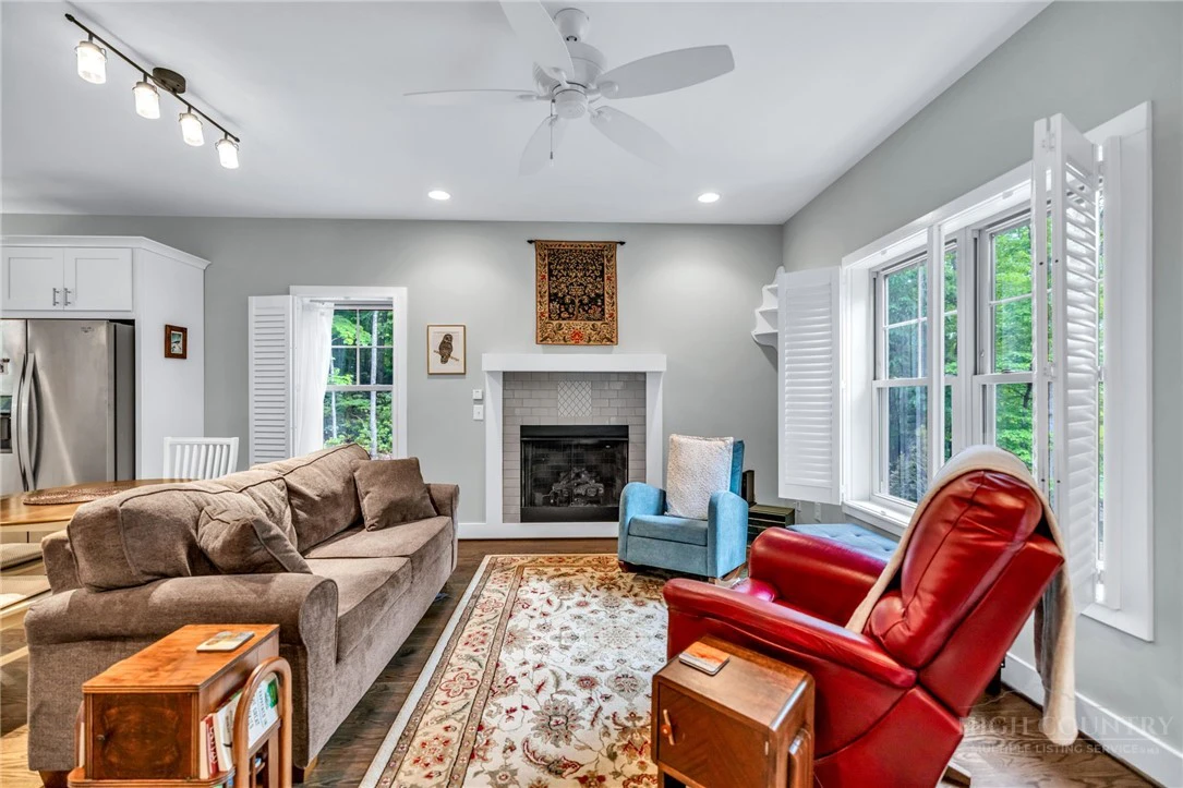 Image number 8 for the current listing