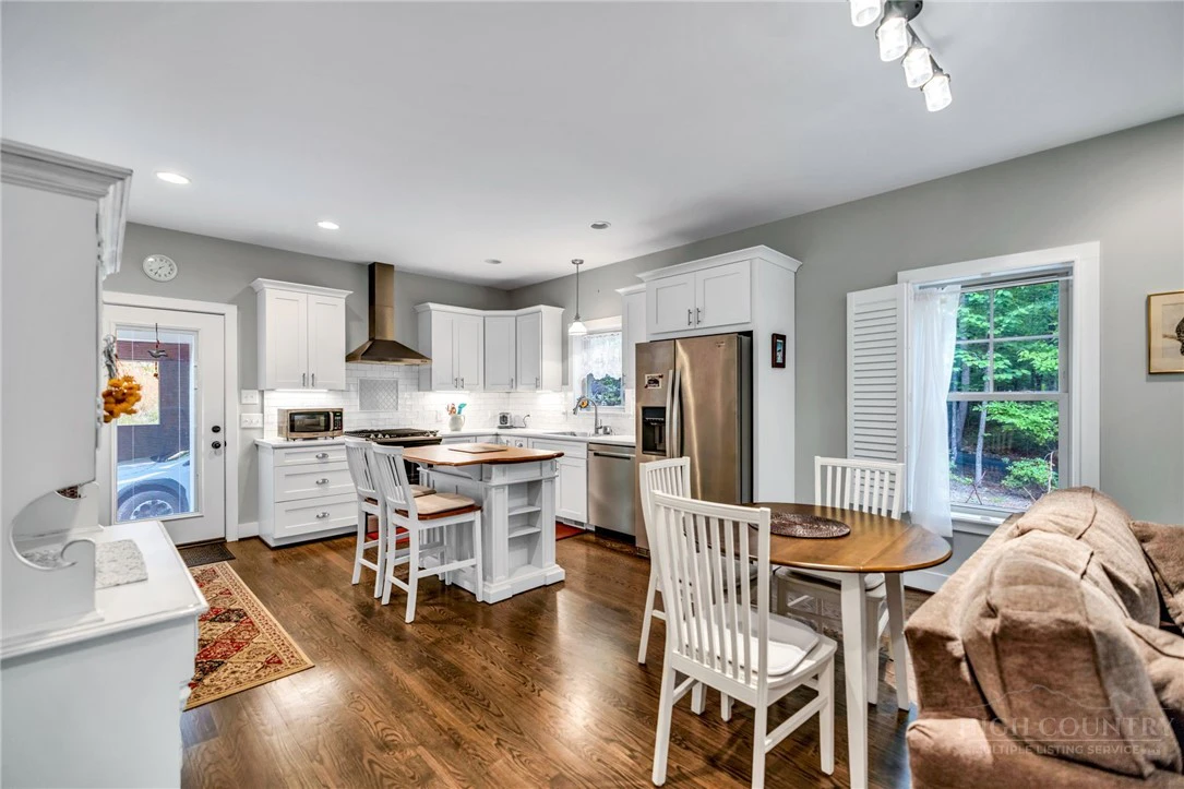 Image number 9 for the current listing