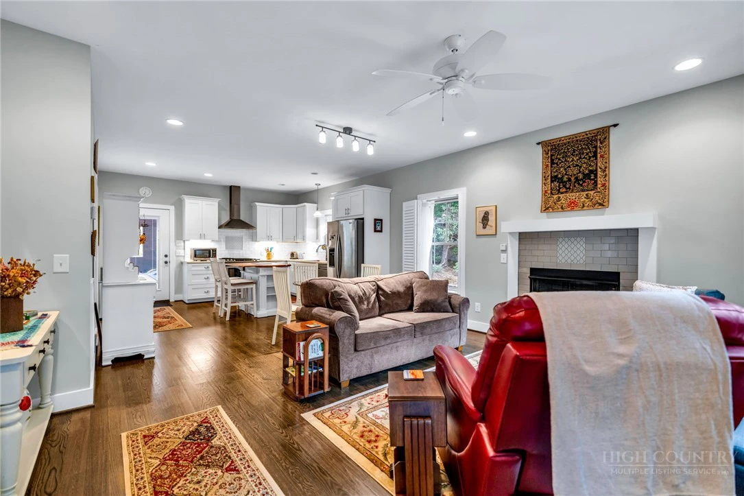 Image number 11 for the current listing