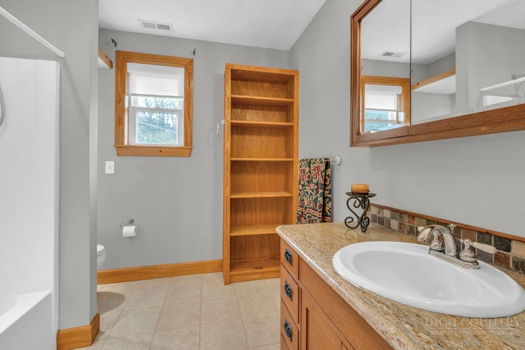 Image number 2 for the current listing