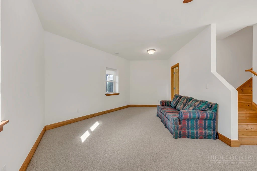 Image number 16 for the current listing