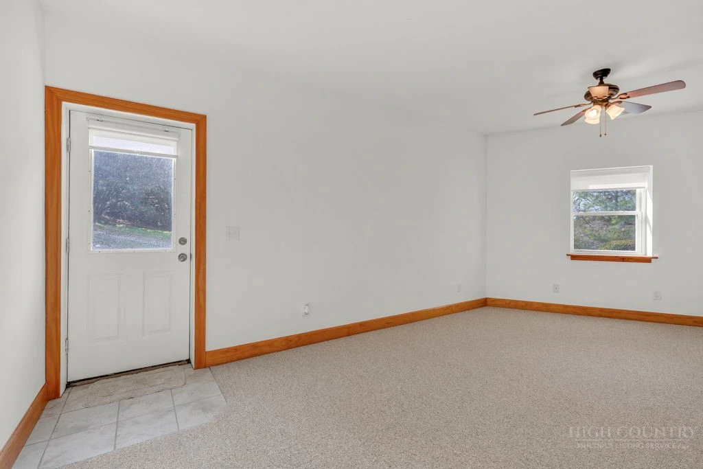 Image number 17 for the current listing