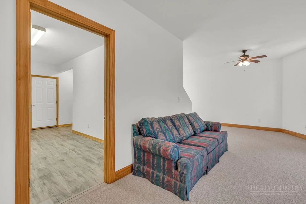 Image number 18 for the current listing