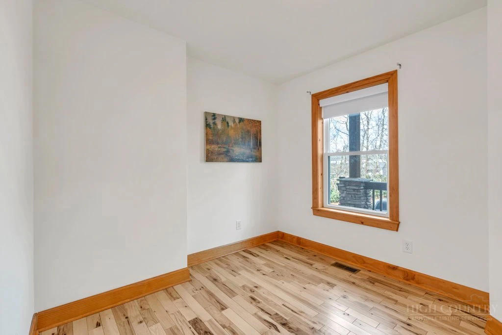 Image number 14 for the current listing