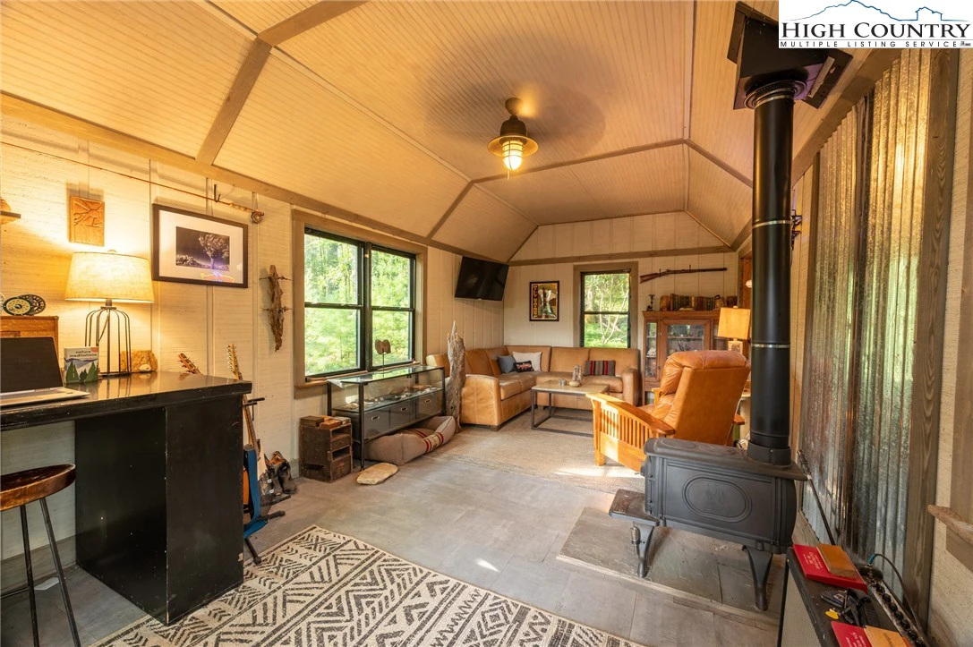 Image number 19 for the current listing